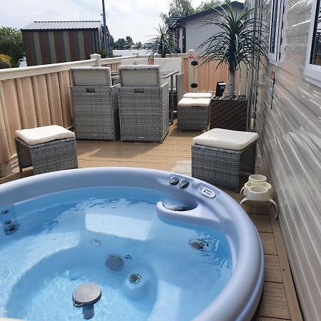 Relaxing Breaks With Hot Tub At Tattershal Lakes 3 Bedroom Таттершолл Экстерьер фото